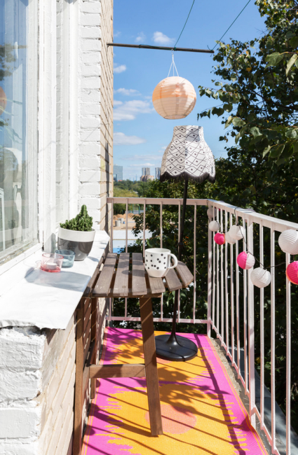 Неожиданно яркий и сочный балкон со столиком-трансформером