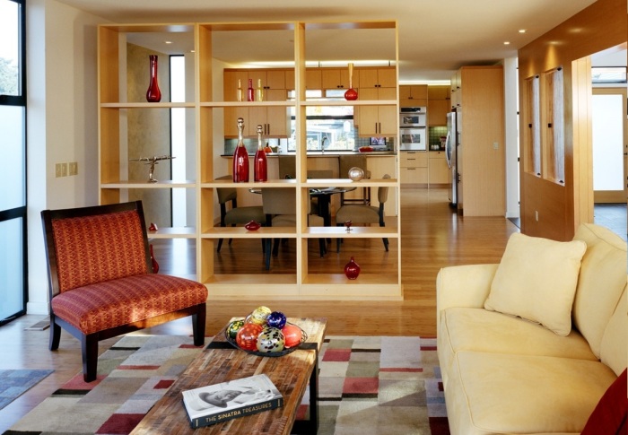 Классический стеллаж может удачно компенсировать небольшую площадь гостиной комнаты. 