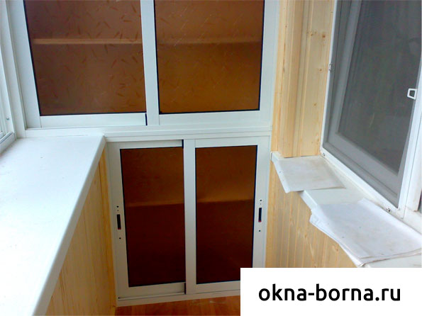 Шкаф на балкон со стеклянными дверцами