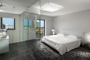 Спальня со стеклянной стеной
