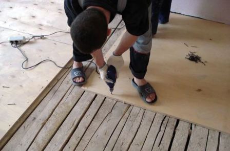 Как выровнять деревянный пол под ламинат фанерой