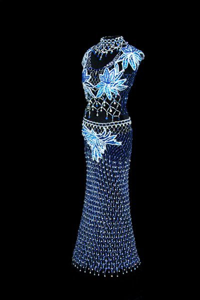Платье сделанное из бисера - вид сбоку