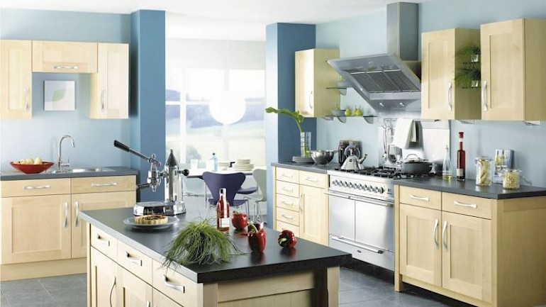 Голубые обои в полоску в интерьере кухни