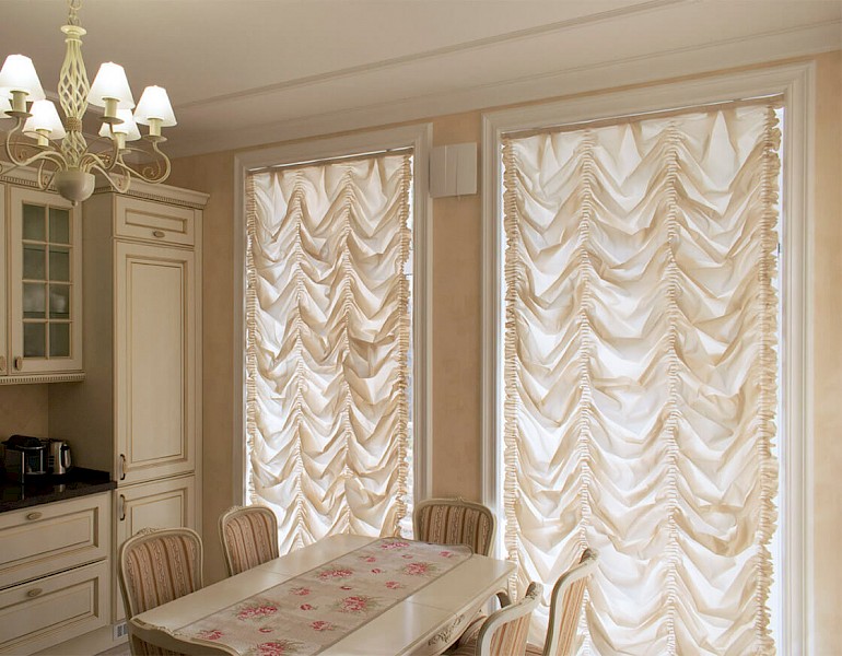 В больших помещениях замечательно смотрятся французские шторы в пол