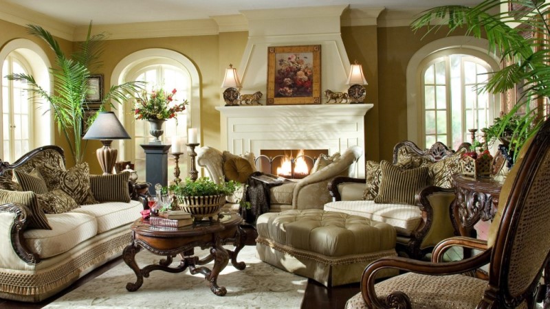 классическая мебель в гостиной с камином