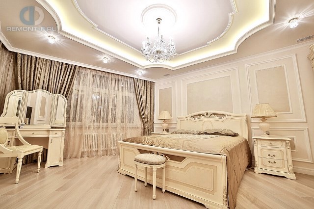 Дизайн спальни в светлых тонах в 4-комнатной квартире на ул. Новочеремушкинской
