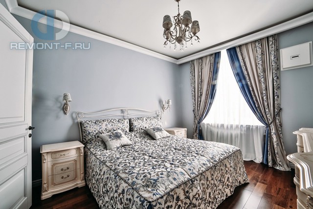 Спальня в стиле классика с текстилем с цветочным узором