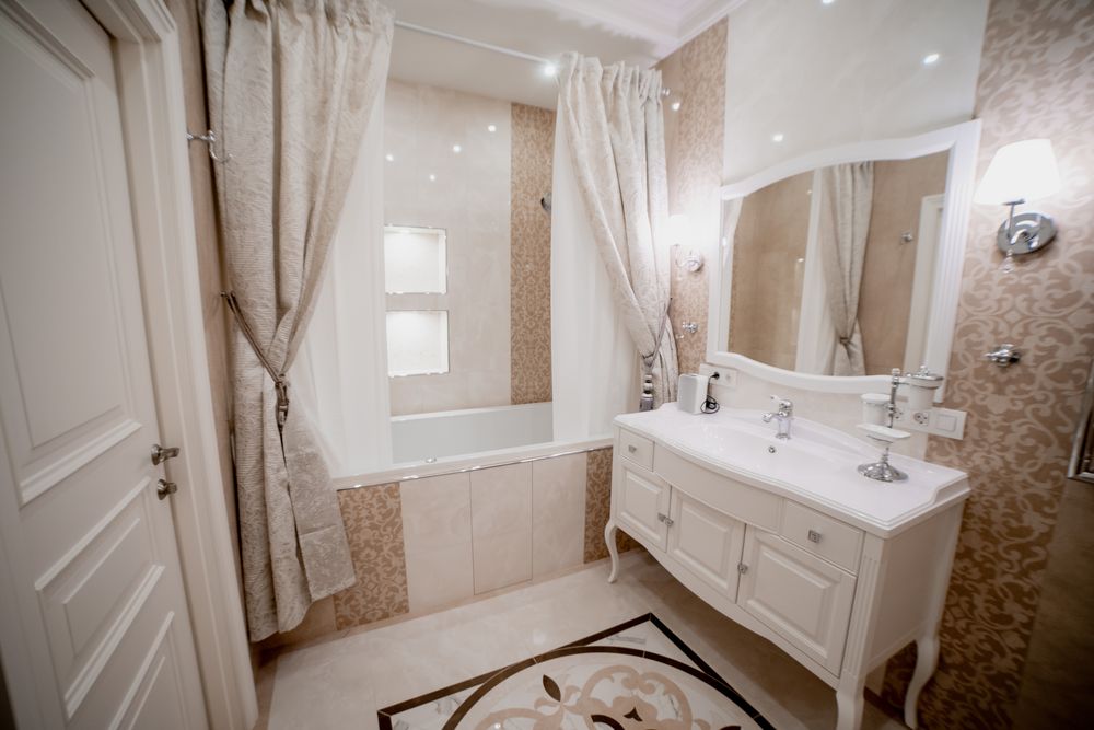 На фото:Дизайн интерьера ванной в стиле неоклассика