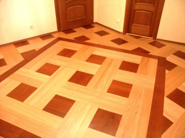 пробковый пол с геометрическим рисунком в коричневых и бежевых тонах