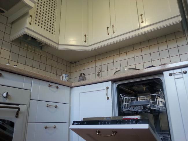 Белая кухня из массива с отдельностоящим холодильником