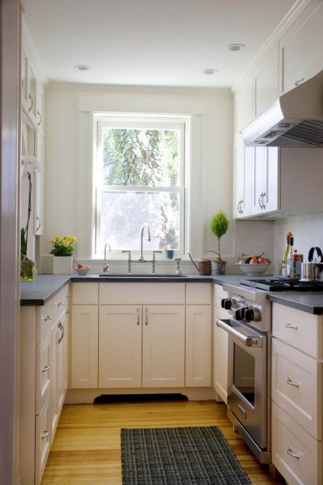 Белая п-образная кухня с мойкой возле окна