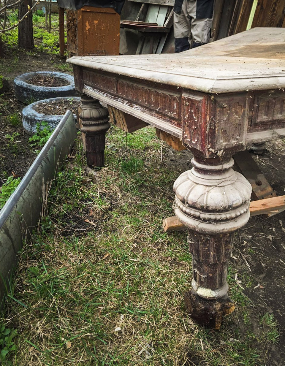 Старинный стол до реставрации