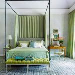 Кровать с зелёным балдахином