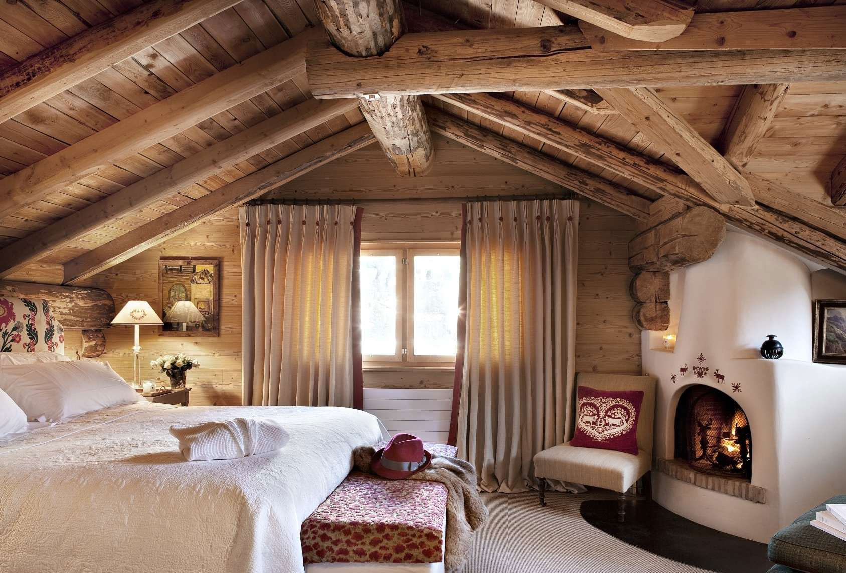 Светлая спальня с камином в стиле шале