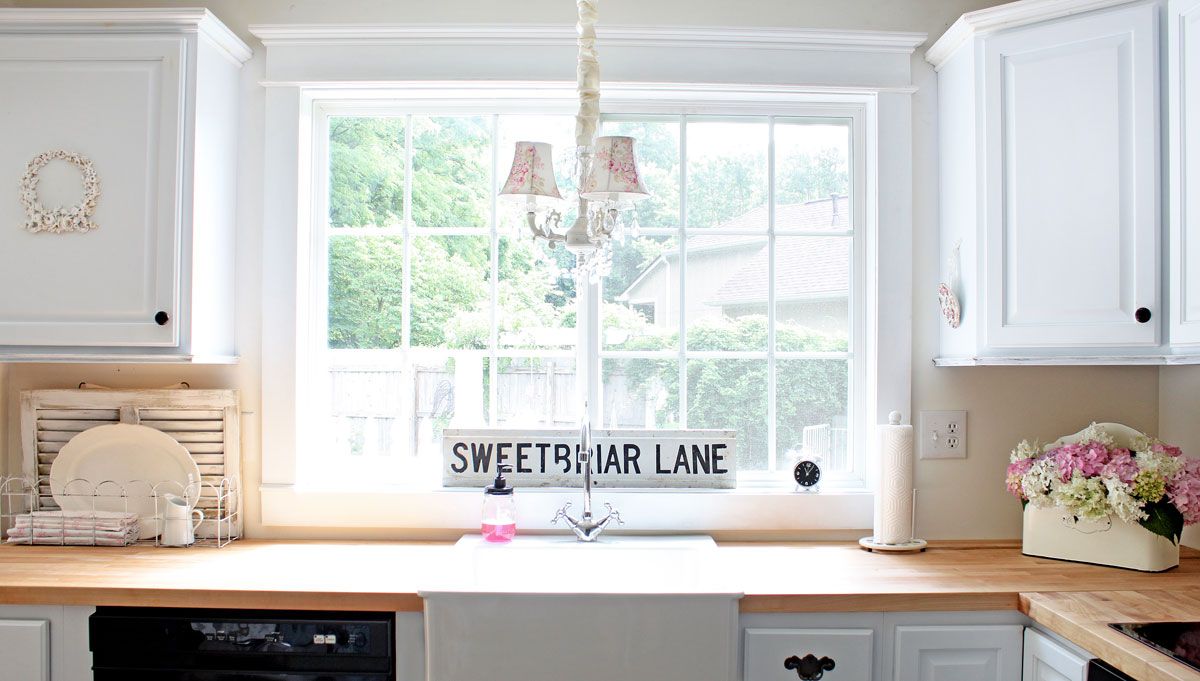Белая раковина у окна на кухне в классическом стиле