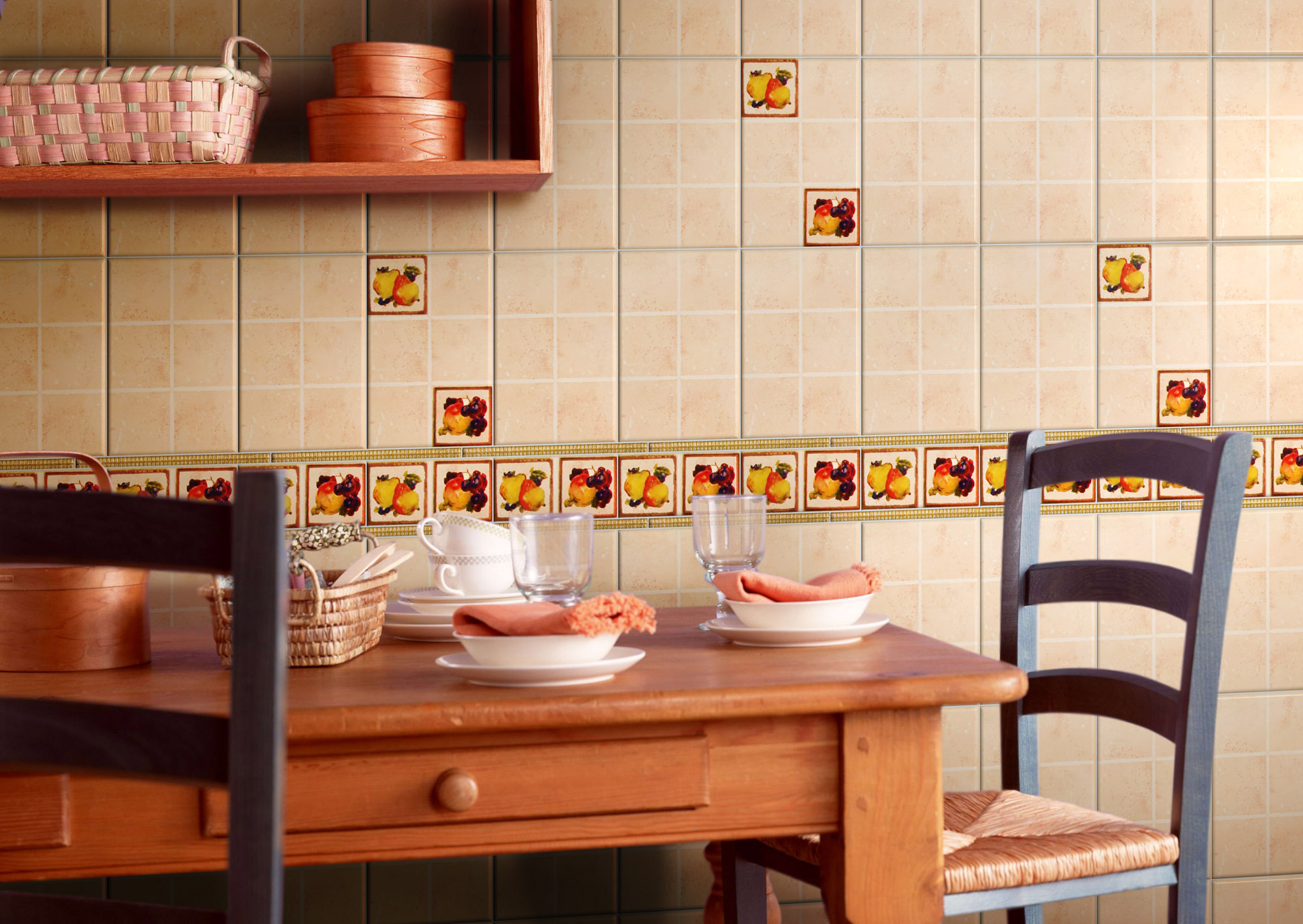 Бежевая и разноцветная плитка на стене кухни