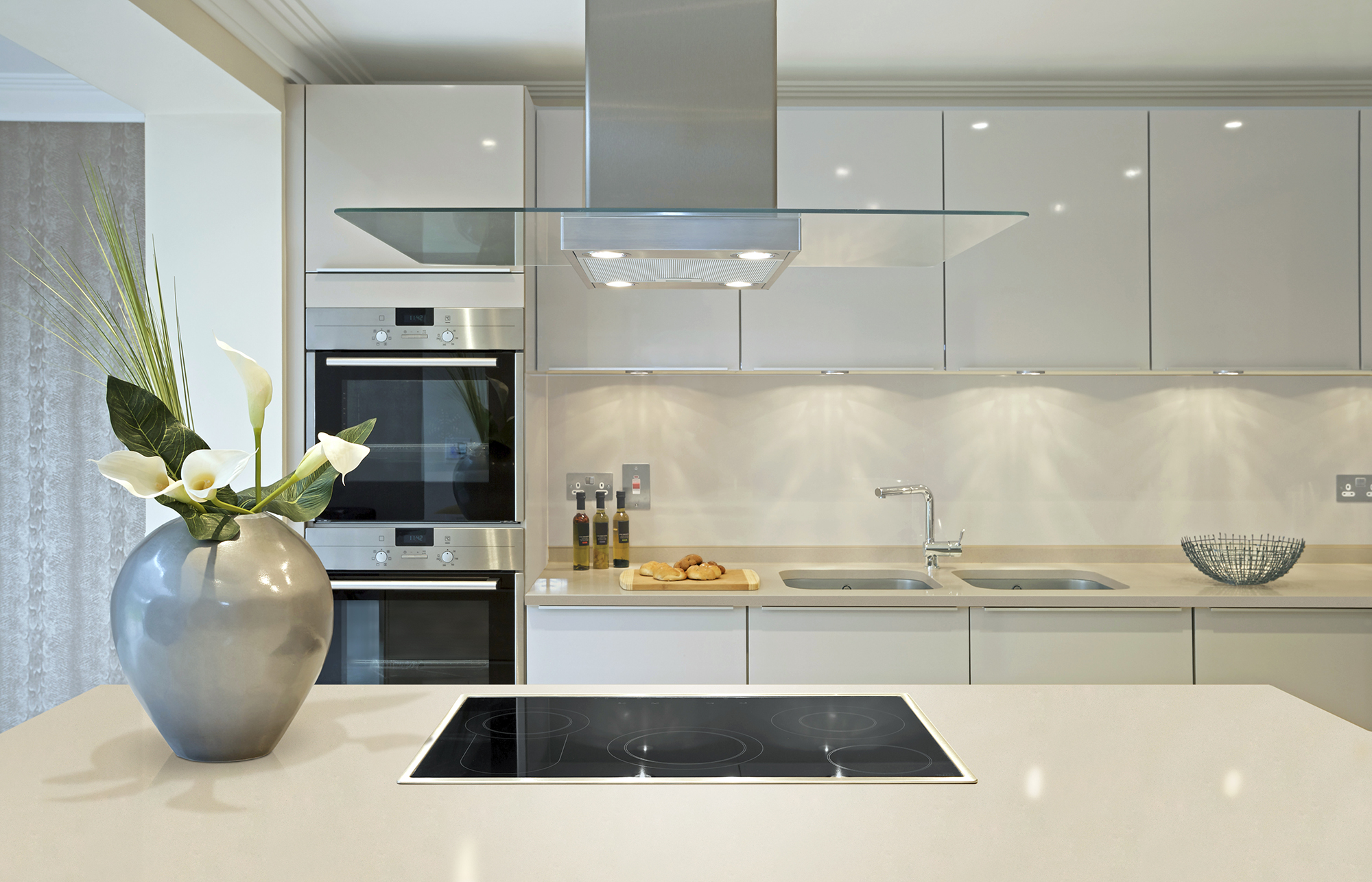 Белая кухня в стиле модерн с обильным освещением