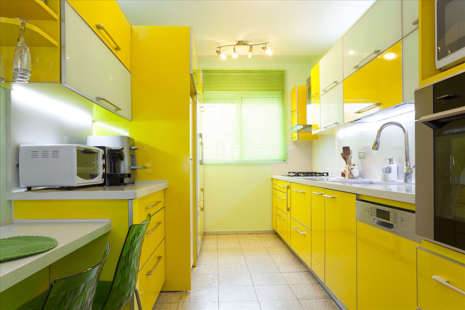 Желто-зеленая узкая кухня