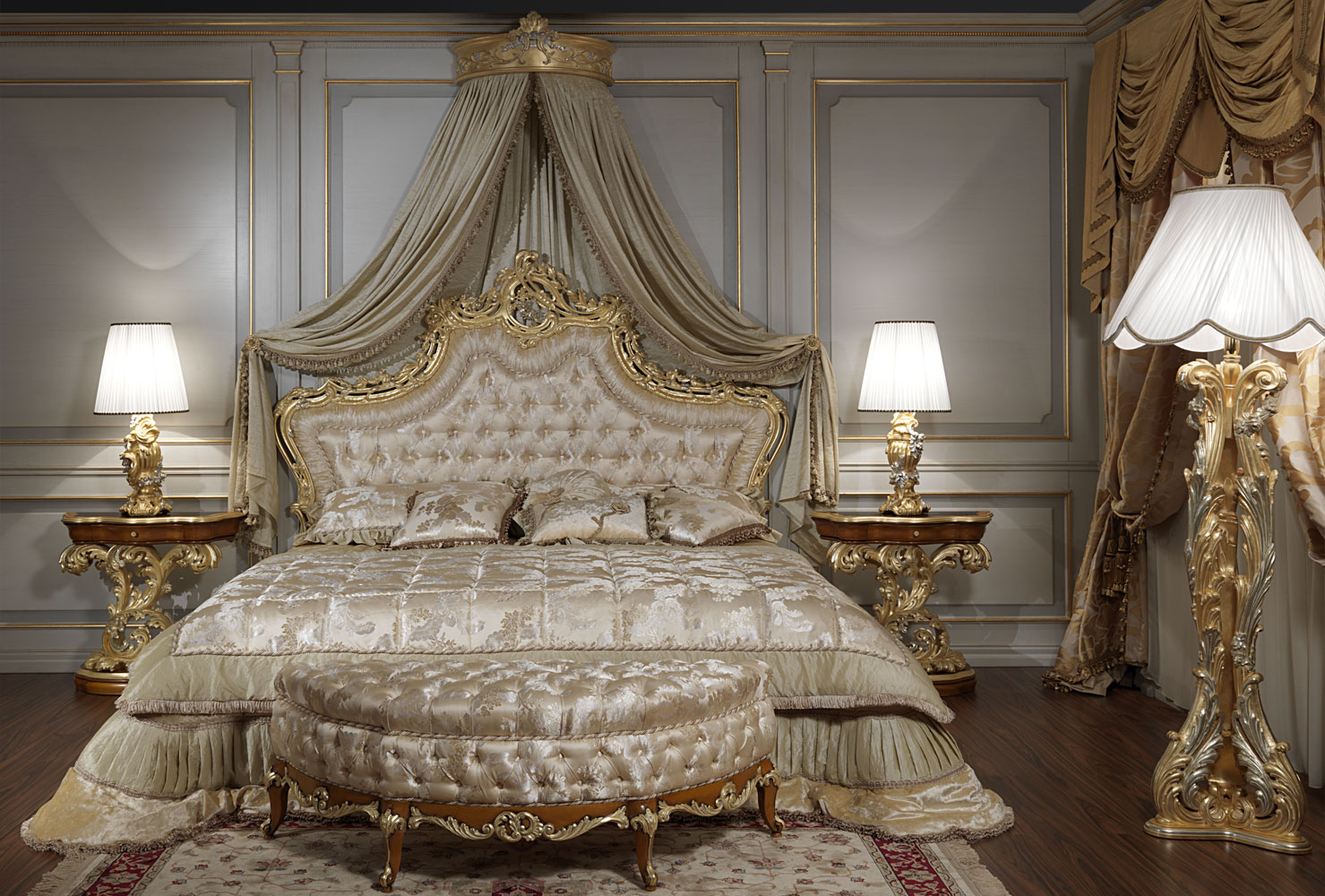 Красивая бежево-золотая классическая спальня