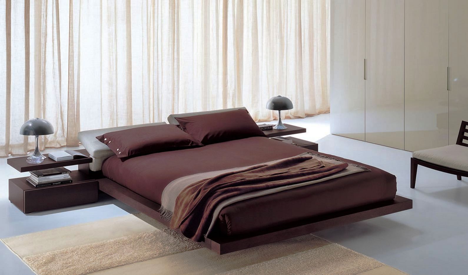 Бордовое постельное белье в спальне в стиле хай-тек
