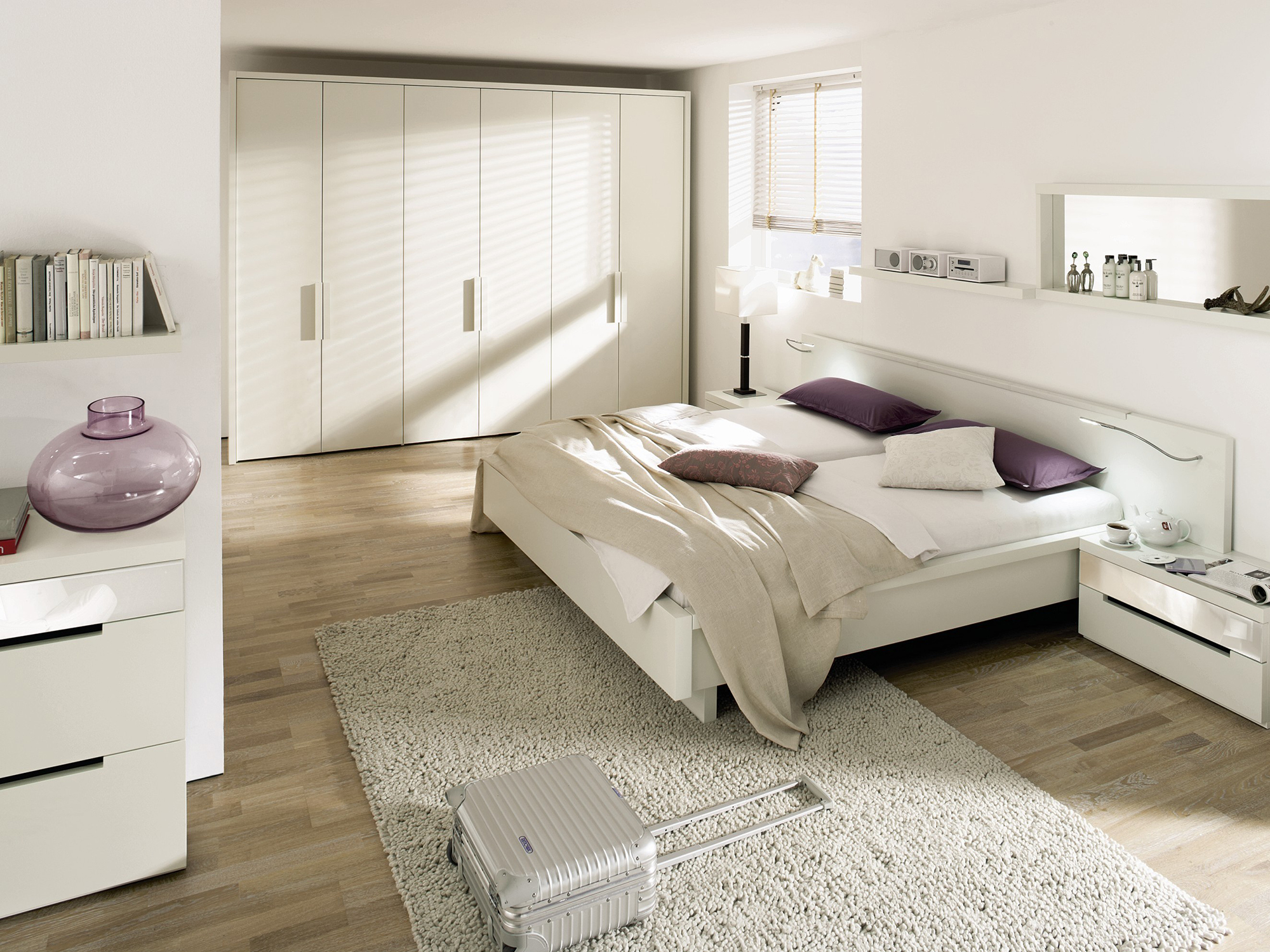 Белая спальня в стиле хай-тек с бежевыми и фиолетовыми акцентами