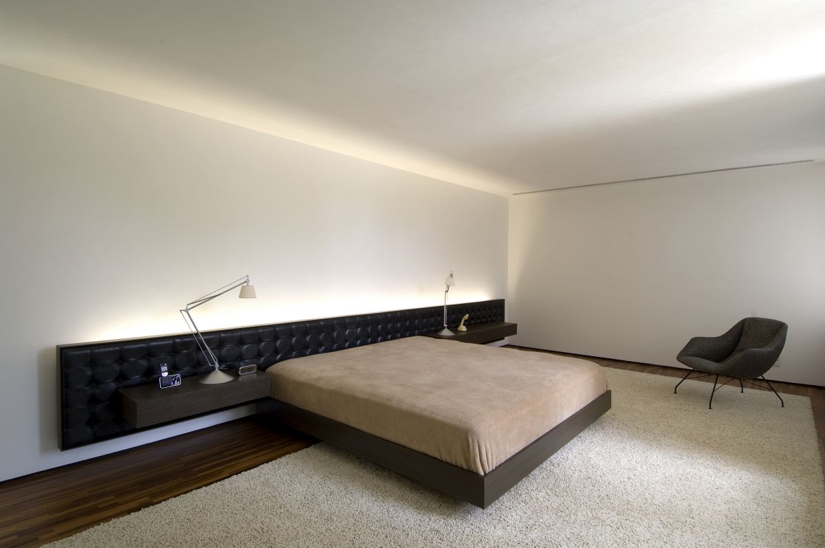 Минималистичная спальня в стиле хай-тек