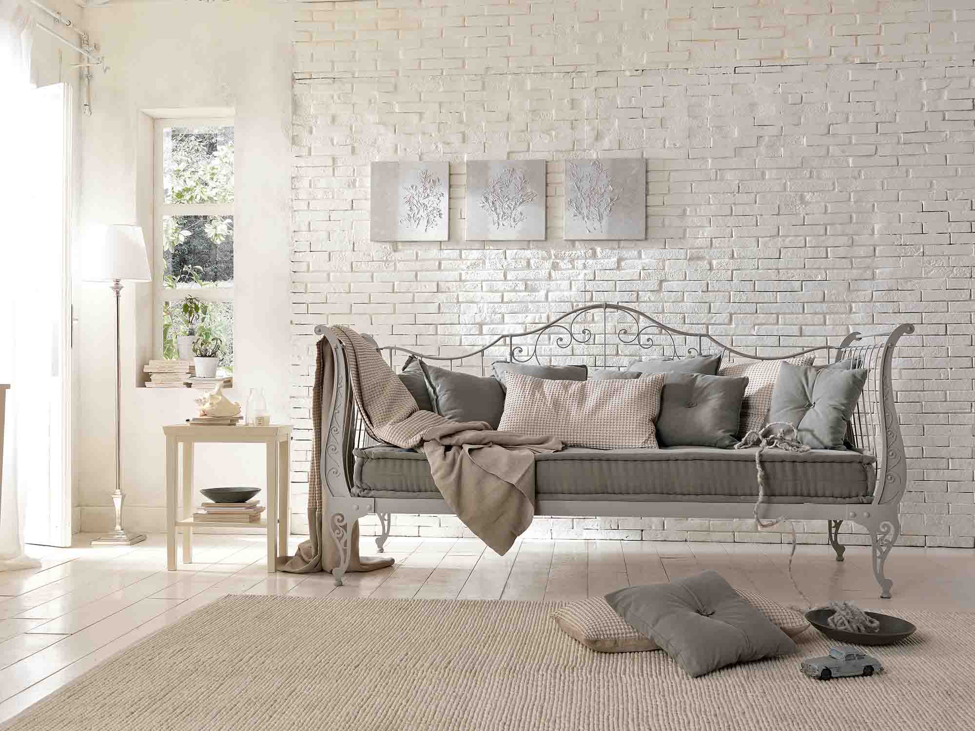 Серый кованый диван в стиле кантри
