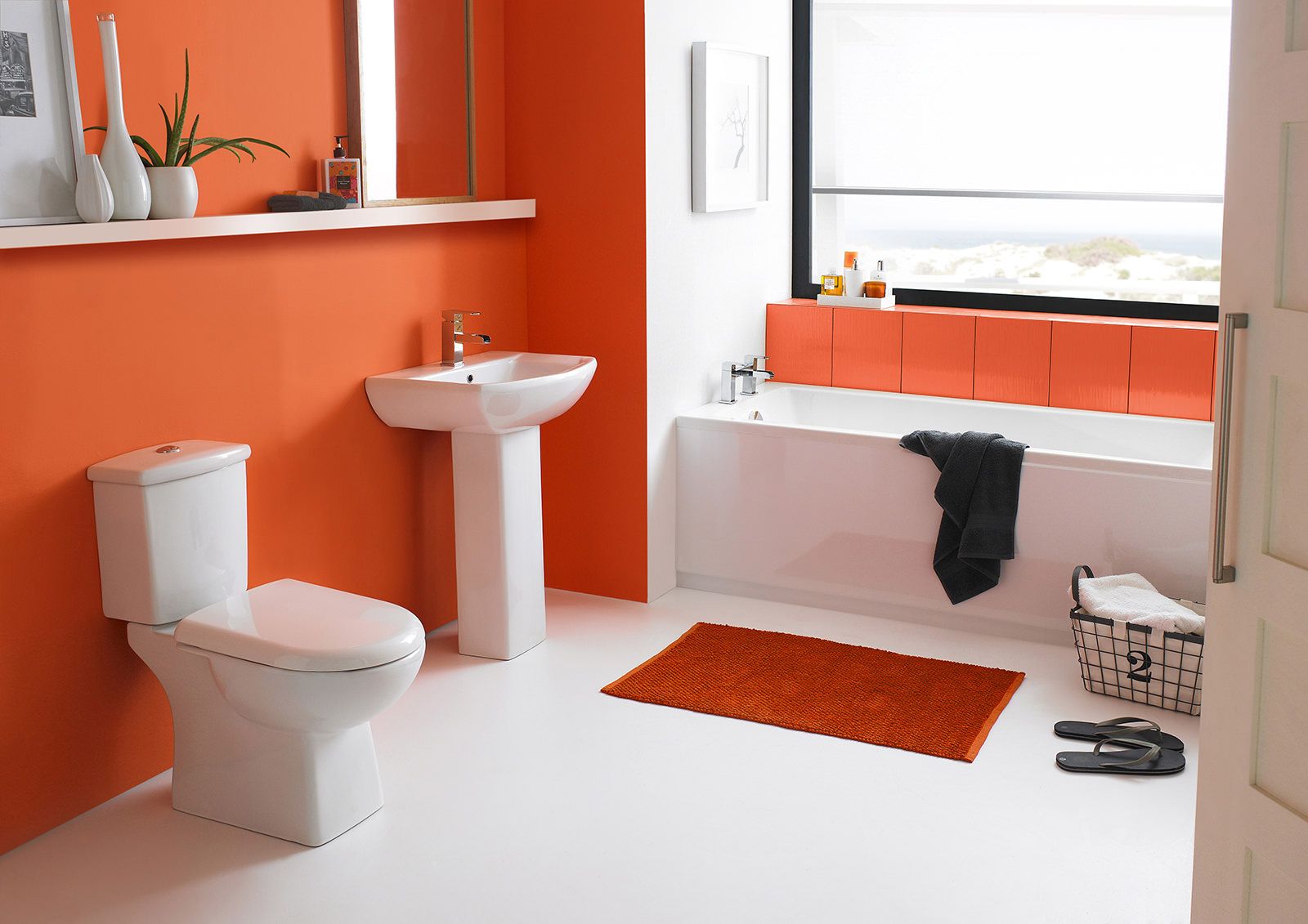 Красивый белый и оранжевый декор в ванной