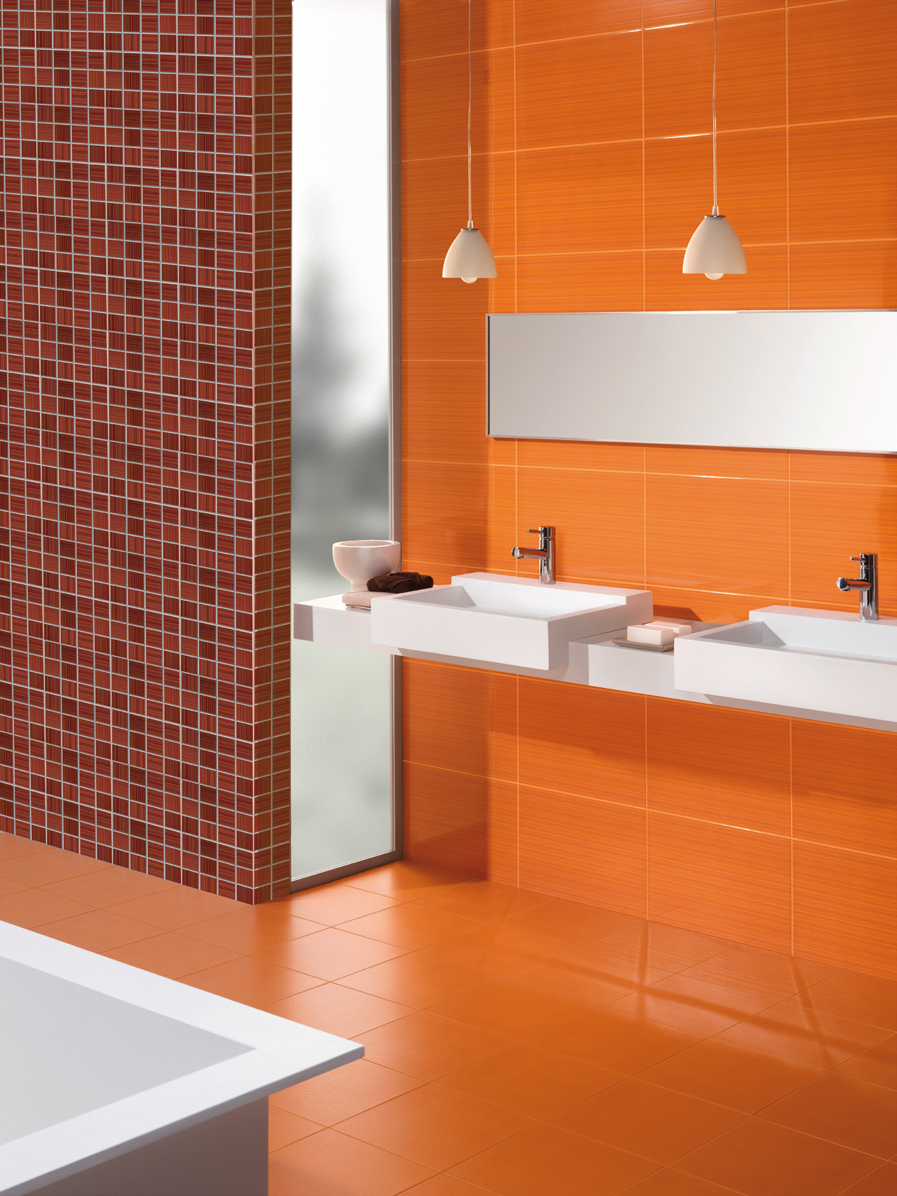Оранжевый, коричневый и белый цвета в ванной