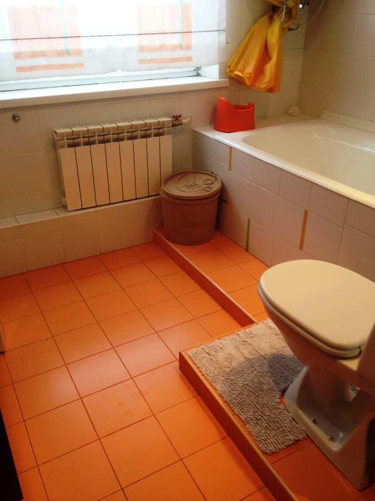 Оранжевый пол в ванной