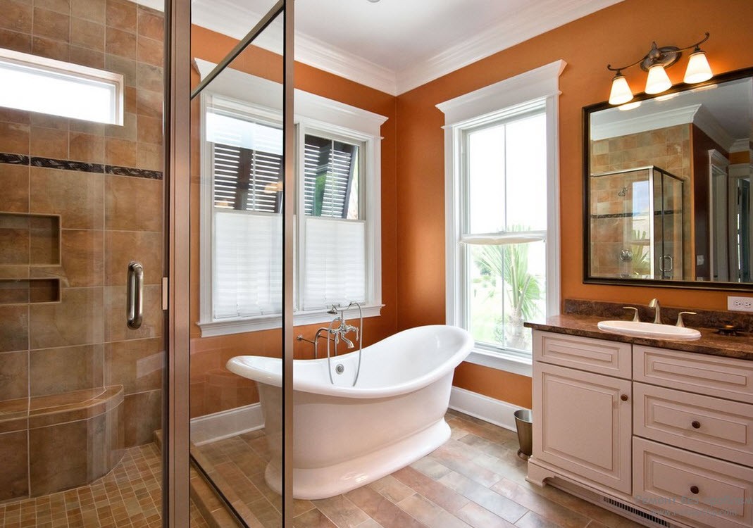 Приглушенные оранжевые стены в ванной