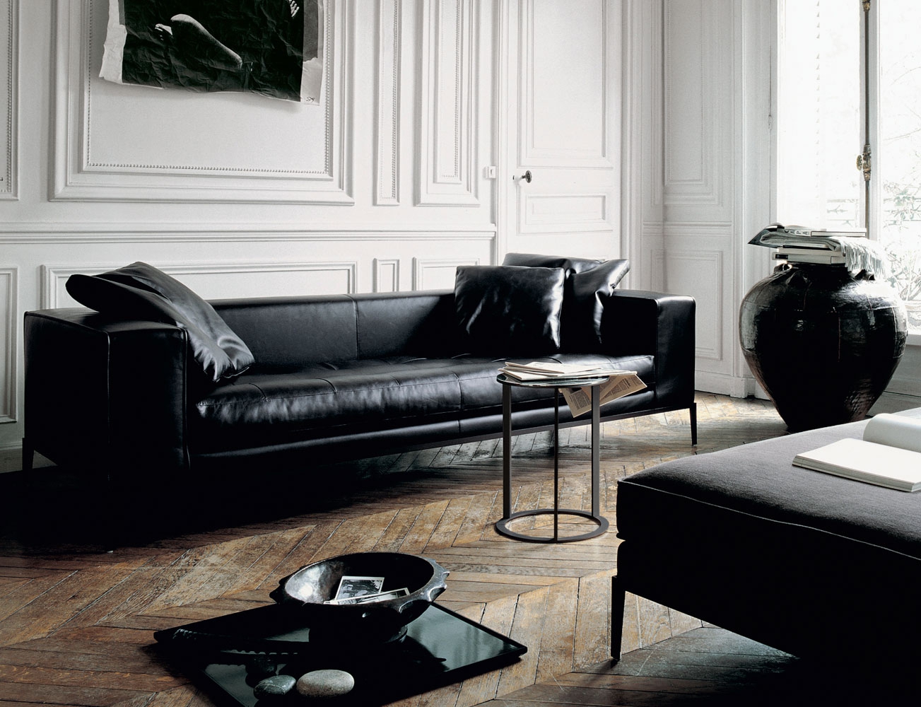 Черный диван в интерьере в стиле арт-деко