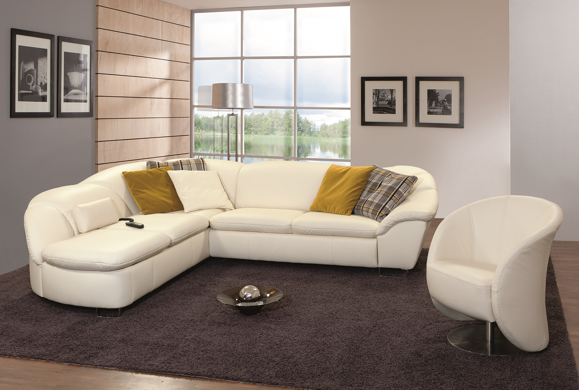 Белый кожаный диван и кресло в дизайне интерьера