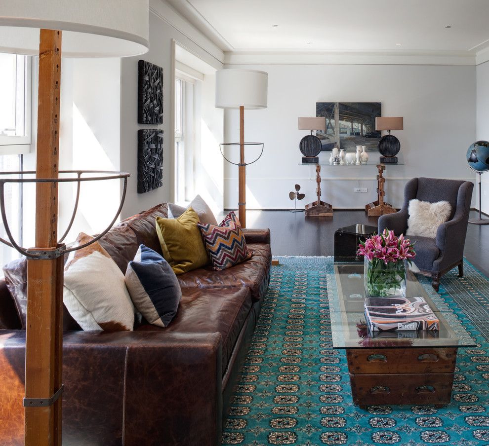 Коричневый кожаный диван в гостиной в стиле лофт