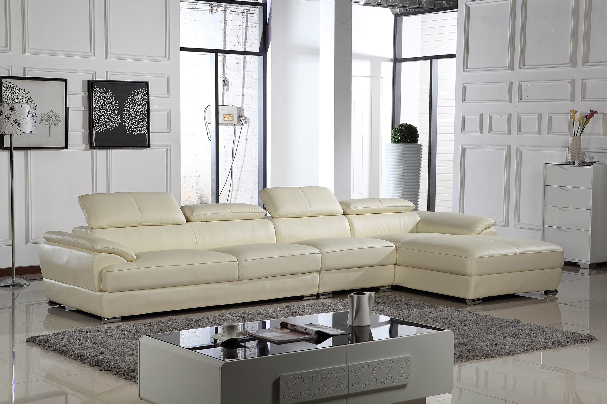 Светло-кремовый кожаный диван