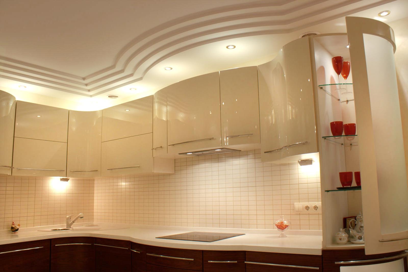 Многоуровневый потолок с подсветкой из гипсокартона в кухне