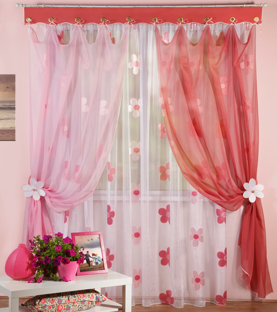 Яркие шторы из органзы для детской комнаты девочки