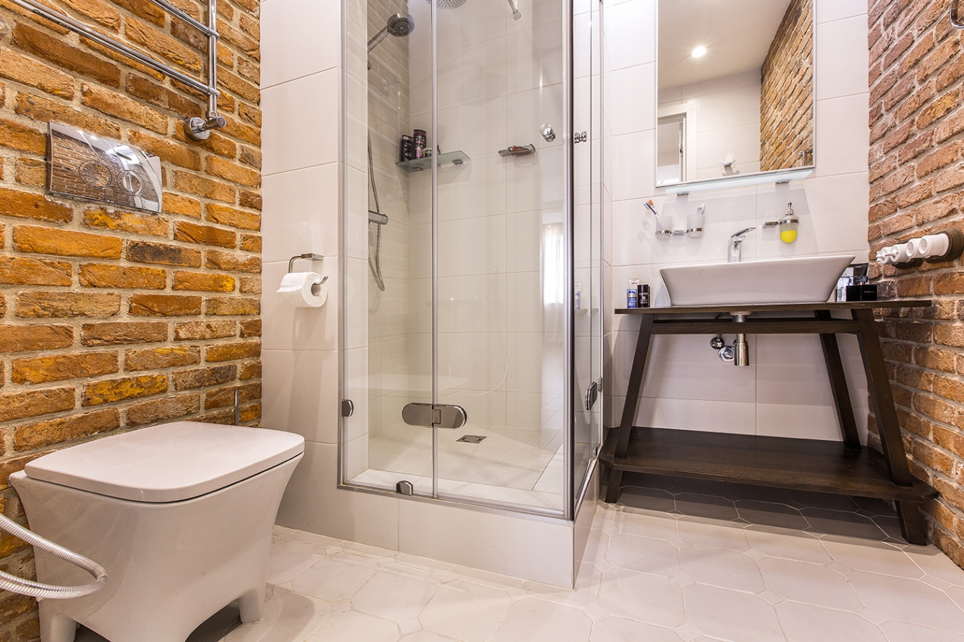 Уютная ванная комната в стиле лофт с кирпичными стенами
