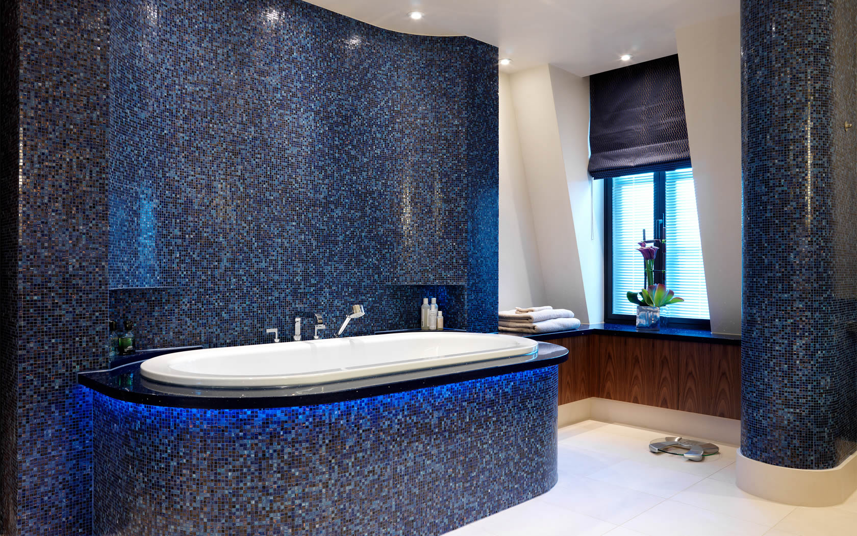 Отделка ванной комнаты синей мозаикой