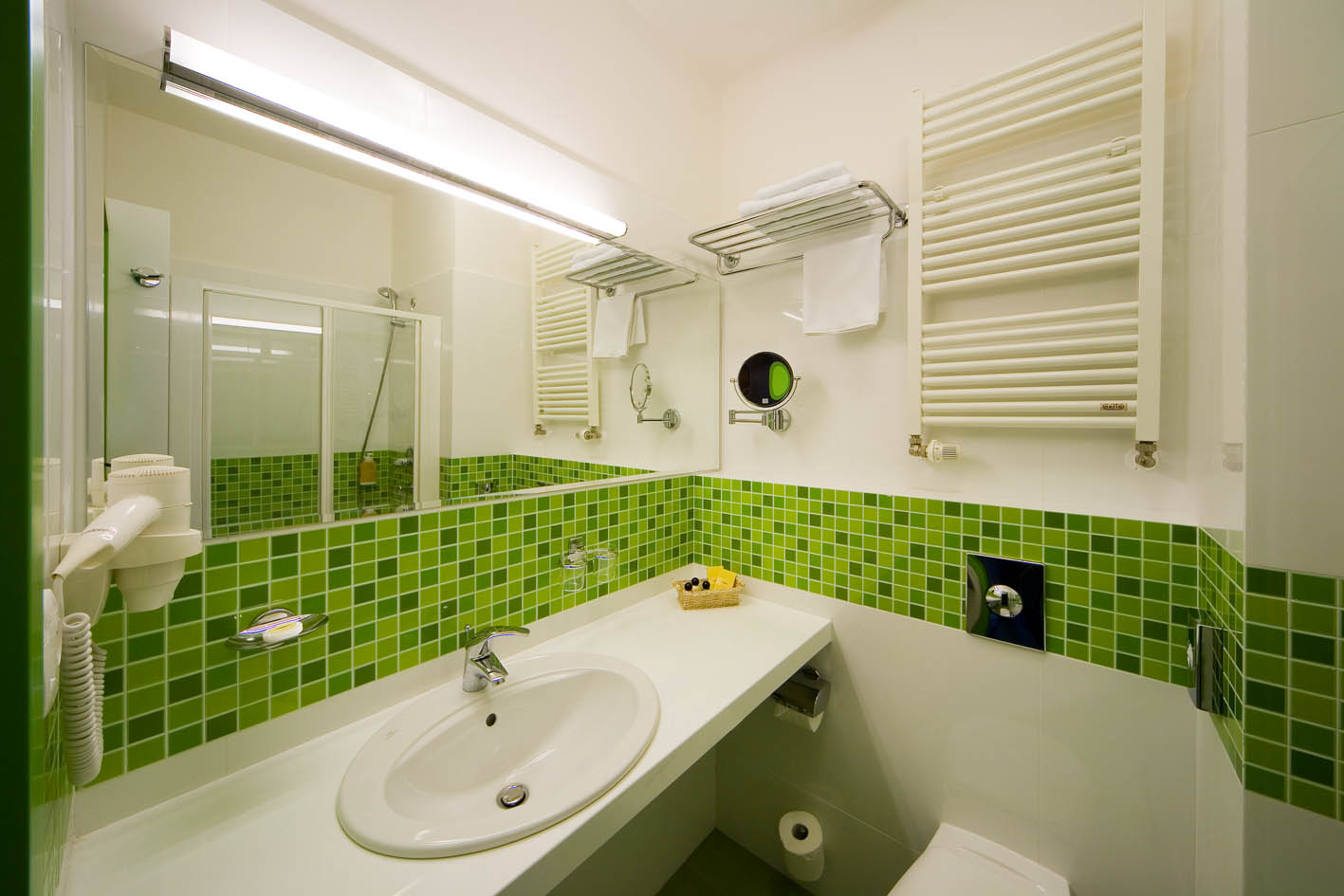 Зеленая мозаика в ванной комнате