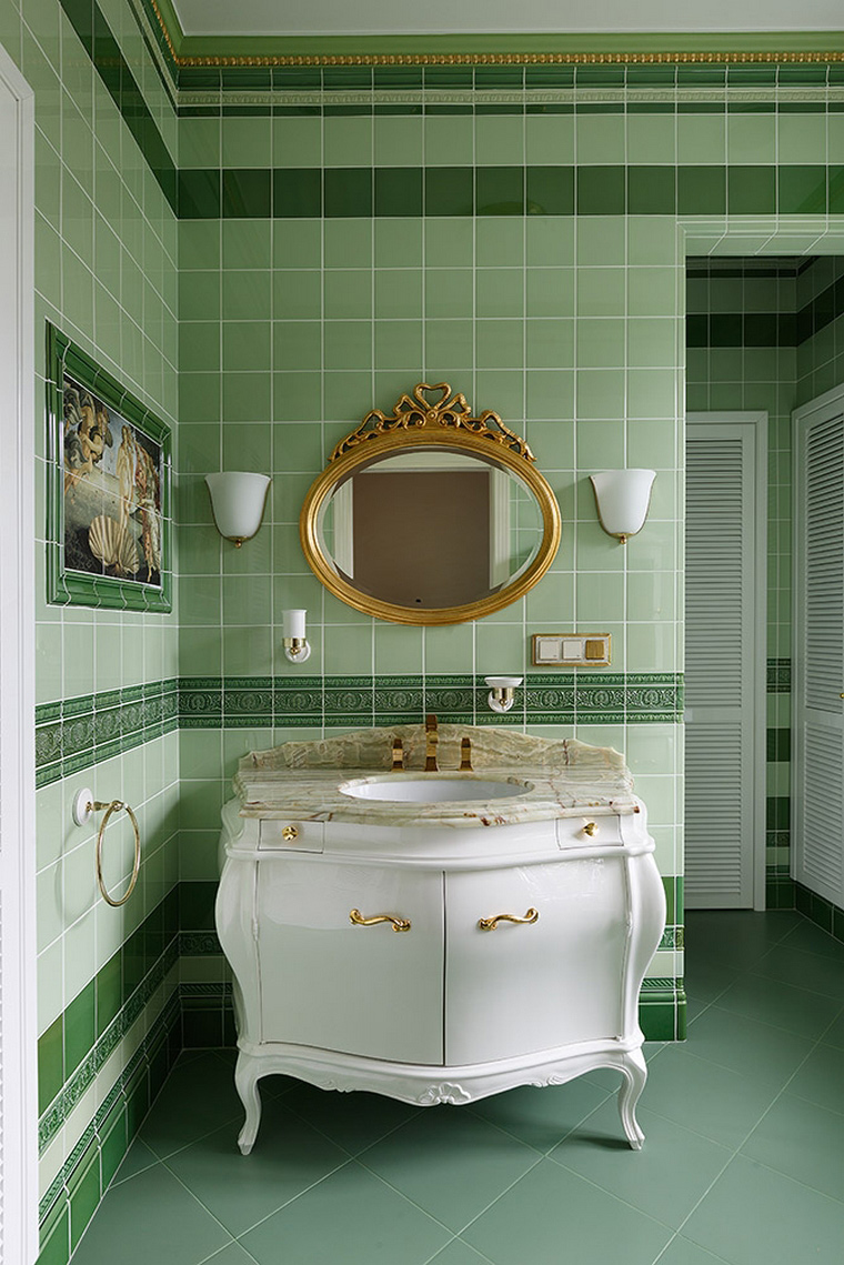 Плитка разных оттенков зеленого в ванной комнате