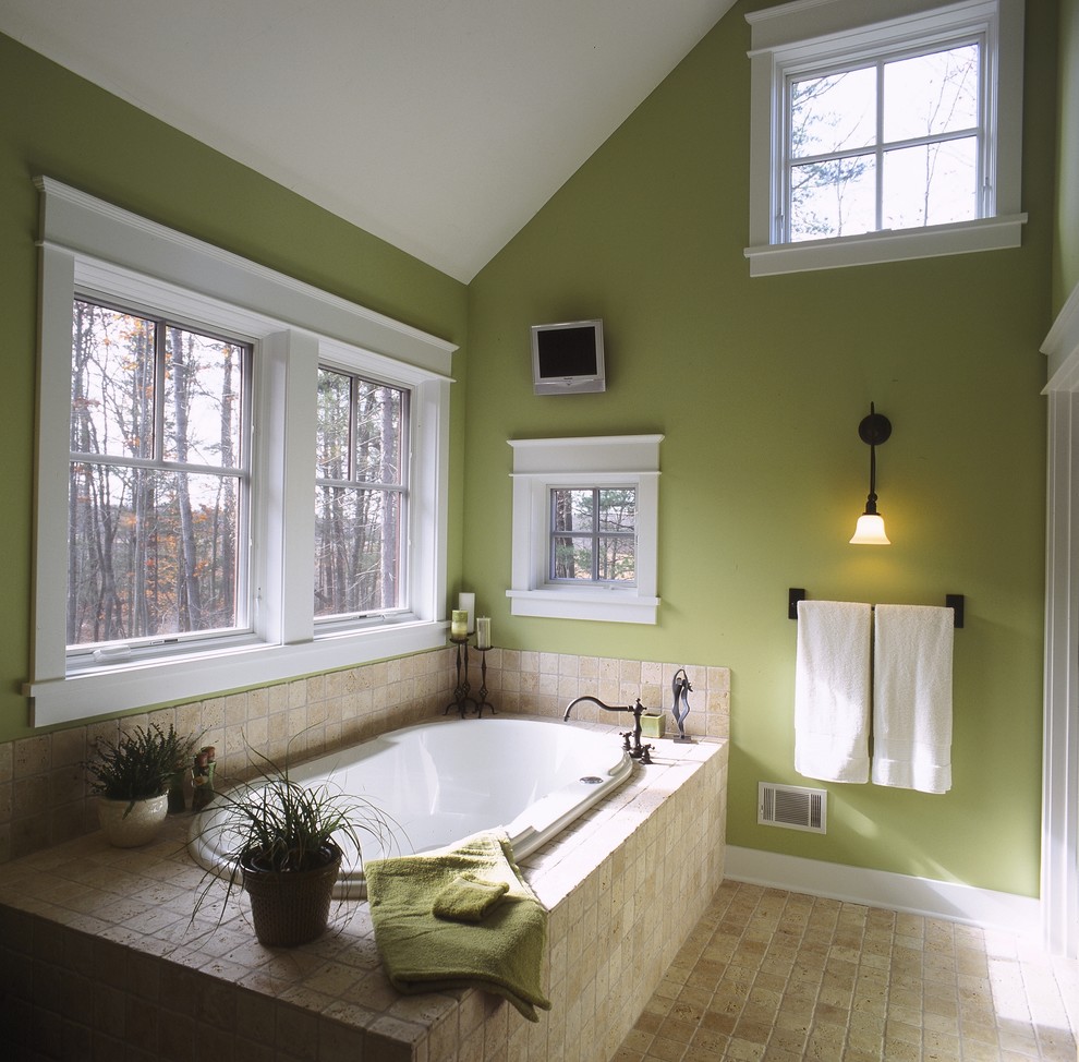Зелено-коричневая мансардная ванная