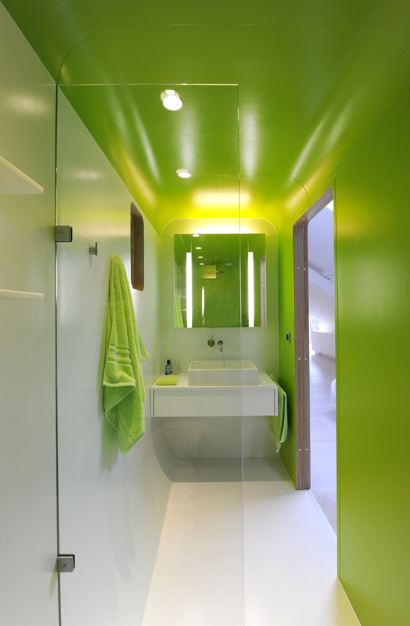 Бнло-зеленая современная ванная комната