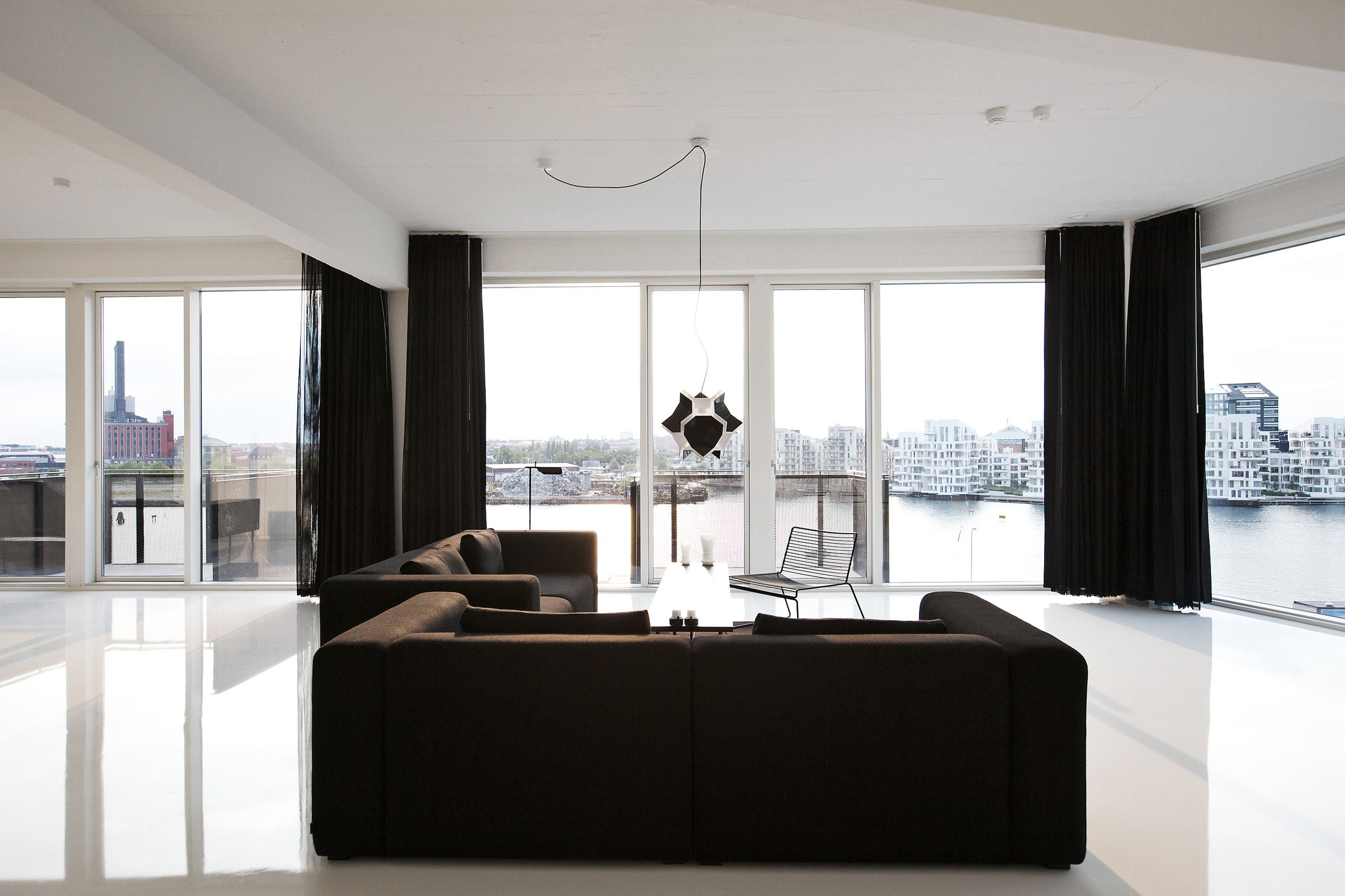 Черные шторы в интерьере квартиры