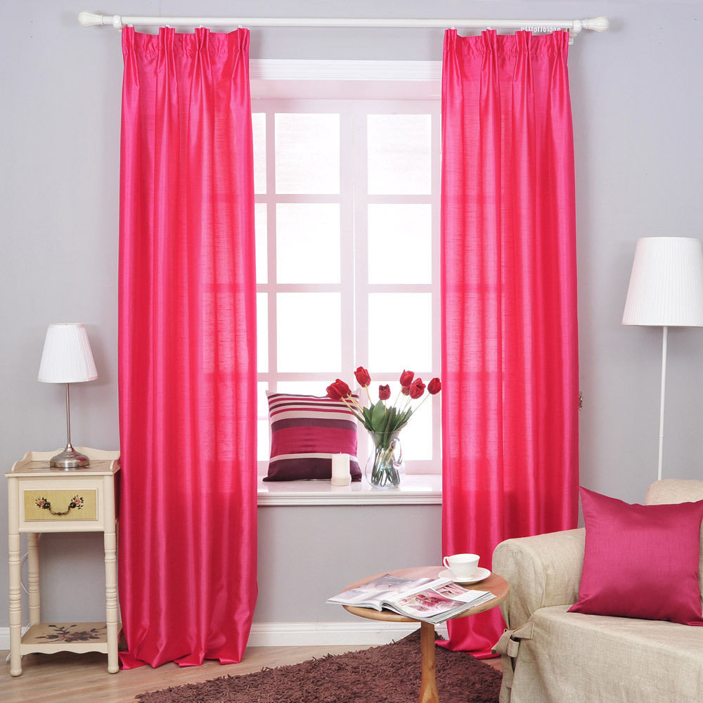 Розовые шторы в гостиной