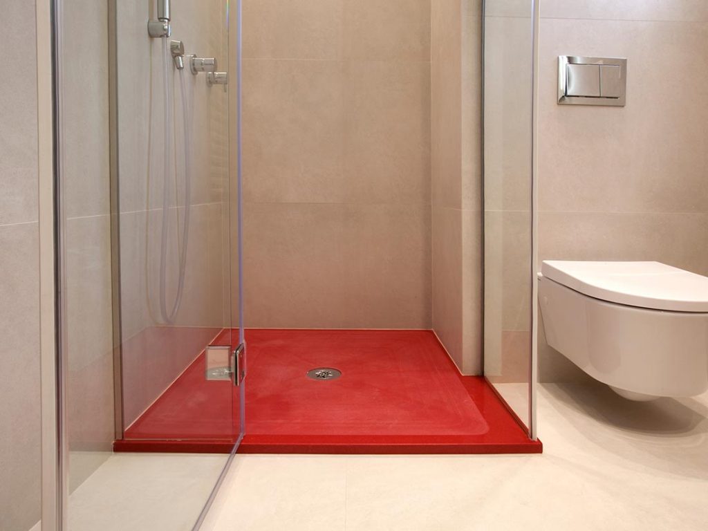 Красный поддон в ванной