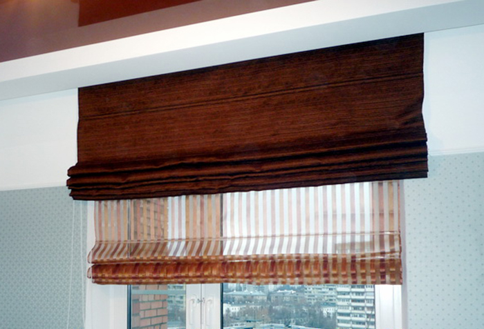 Компактные двойные римские шторы подходят для оформления окон на кухне и для минималистических интерьеров