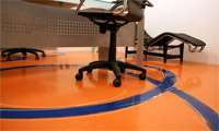 Оранжевый заливной пол в офисе