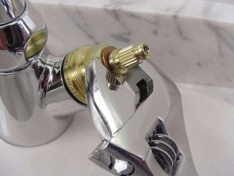 Как починить капающий кран в ванной: особенности различных конструкций
