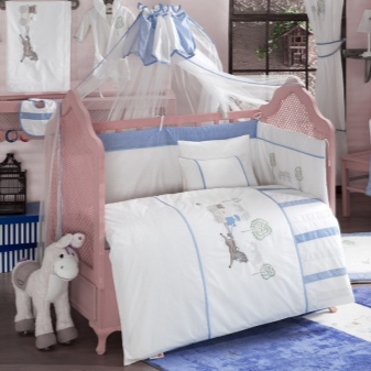 Балдахины на детскую кроватку: какие бывают и в чем их особенности?